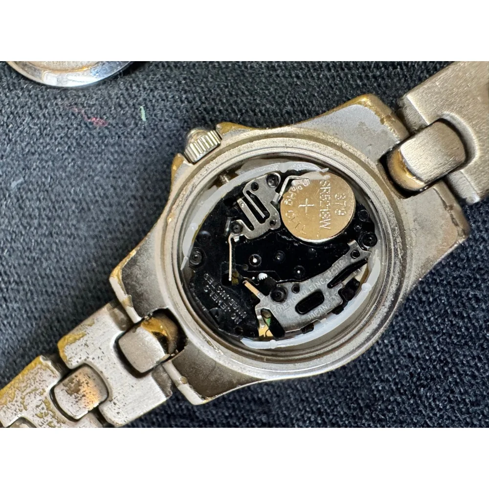 Vintage - F2 Fossil women's two-tone wrist watch with a mother-of-pearl face